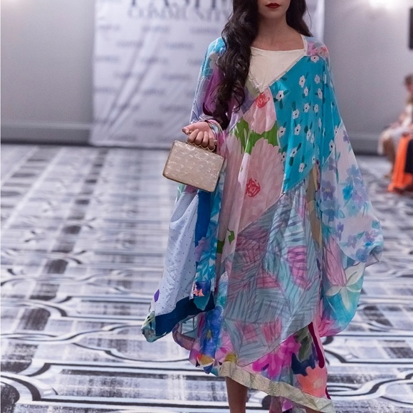 Elegant Cream Clutch with Gold Chain - Picture 2 of 6